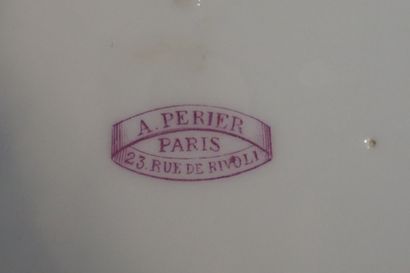 null Partie de service en porcelaine blanche et doré à marli vert. 22 pièces: 18...