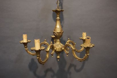 null Lustre en bronze de style Louis XV, à cinq bras de lumière. 43x63 cm