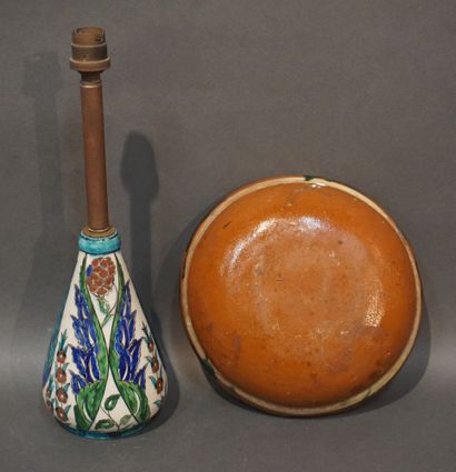 null Vase en céramique de style Iznik monté en lampe et assiette creuse en céramique...