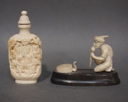 null Carved Asian snuffbox (7,5 cm) and group: "Snake charmer".
