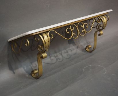 null Wall console in gilded metal with white marble top. 40x106x35 cm