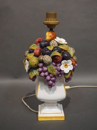 null Pied de lampe en céramique polychrome à décor de fleurs et fruits. 34 cm
