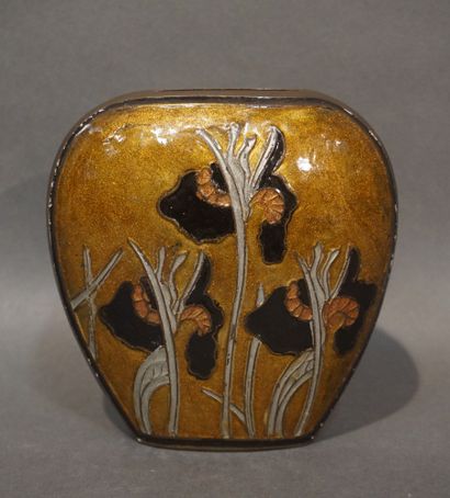 null Vase en métal émaillé à décor de fleurs. 13 cm