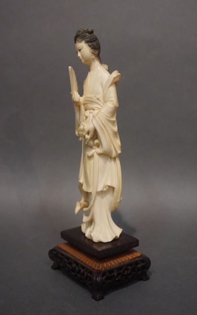 null Asian statuette "geisha with a fan". 22 cm