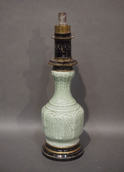 null Vase asiatique en porcelaine céladon monté en lampe. 41 cm