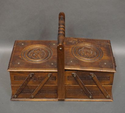 null Sewing box with compartments, in wood carved with a couple in profiles. 33x50x24...