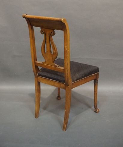 null 
Six chaises en bois naturel sculpté à dossiers lyre, bandeaux marquetés de...