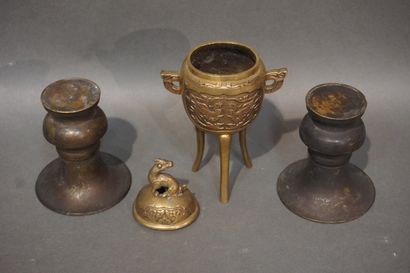 null Brûle-parfum tripode en bronze asiatique et paire de petits vases en métal asiatique....