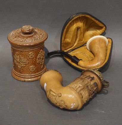 null Pot à tabac en grès (15 cm), pipe dans son étui et fourreau de pipe sculpté...
