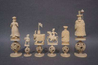 null 32 pieces of Asian chess set. From 7,5 cm to 15 cm