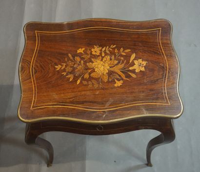 null Napoleon III workbench in veneer and floral marquetry and nets. 70x52x39 cm