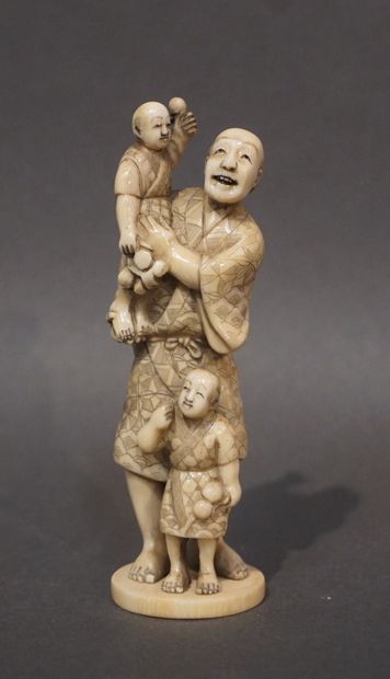 null Statuette asiatique: "Homme debout et deux enfants". 10 cm