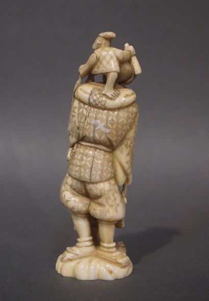 null Statuette asiatique: "Dresseur de singe". 10 cm
