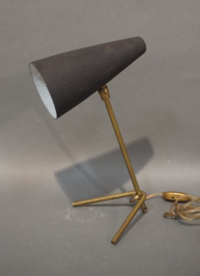 null Petite lampe en métal doré à abat-jour en métal noir. 29 cm