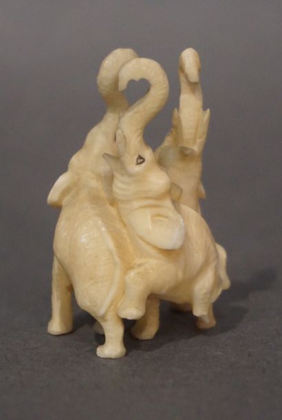 null 
Small Asian group: "Three elephants" (one leg missing). 3,5 cm
