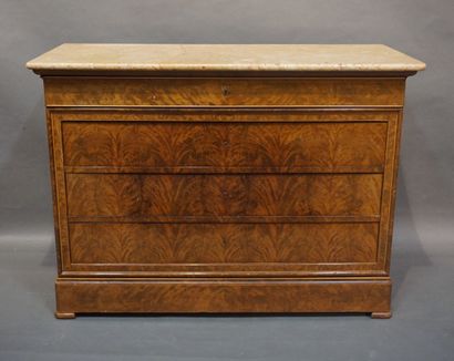 null Chest of drawers in mahogany veneer and marquetry of nets, with five drawers...