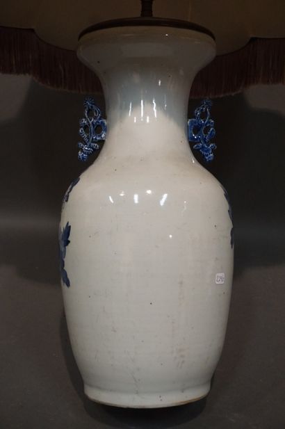 null Vase en porcelaine chinoise à décor bleu blanc de paon et de fleurs (monté en...
