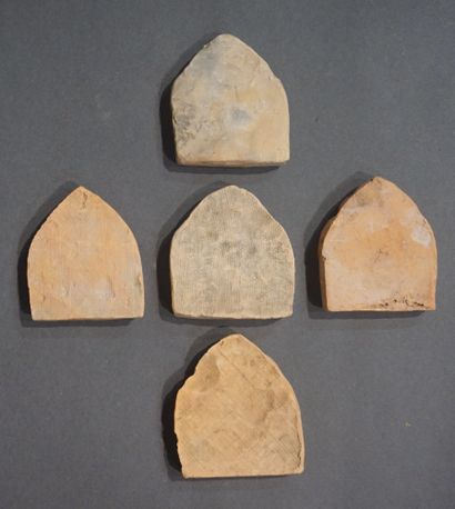 null Cinq amulettes asiatiques en terre cuite. 7 cm