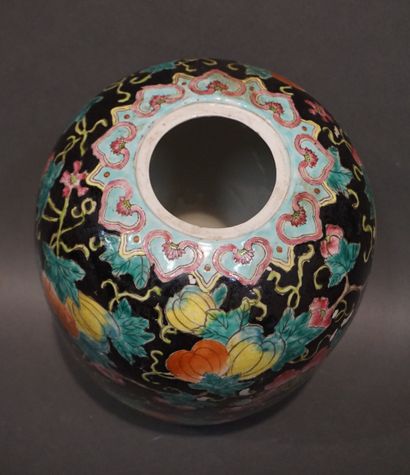 null Vase couvert en porcelaine de chine à décor végétal polychrome sur fond noir...
