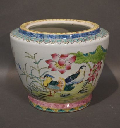null Cache-pot en céramique asiatique à décor d'oiseaux et de libellule dans un paysage....