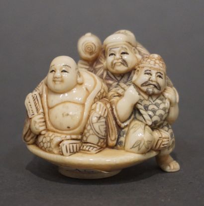 null Netsuke: "Trois hommes assis dans une assiette". 4,5 cm