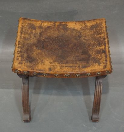 null Tabouret en bois naturel, à assise en cuir à décor de chimère. 45x48x37 cm