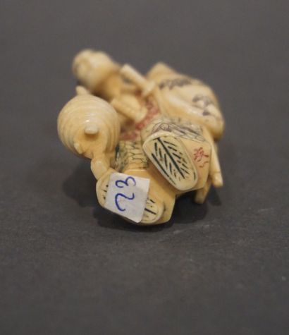 null Netsuke: "Samouraï au récipient". 5 cm