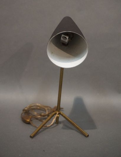 null Petite lampe en métal doré à abat-jour en métal noir. 29 cm