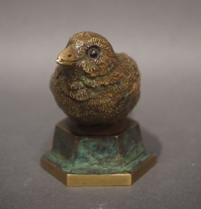 null Oiseau en bronze sur un socle, signé sous la queue. 7,5 cm