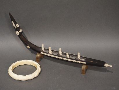 null Asian canoe in horn and bracelet (8 cm).