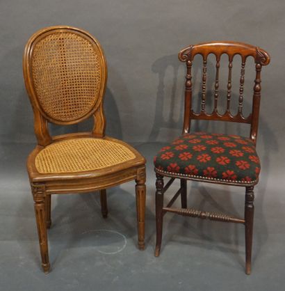 null Deux chaises en bois naturel, l'une canné, l'autre tapissée. 89 cm et 82 cm