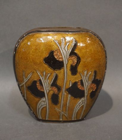 null Vase in enamelled metal decorated with flowers. 13 cm