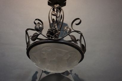 null Suspension early XXth in wrought iron and glass bowl (slight chips). 60x40 ...
