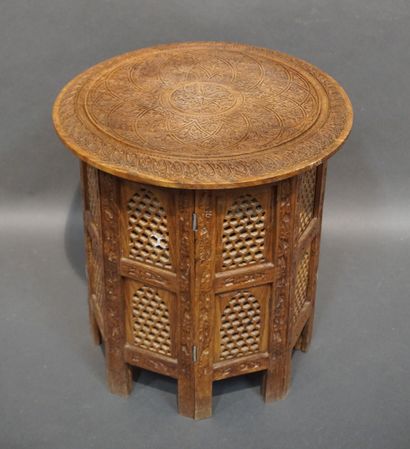 null Openwork and carved wooden shelf. 40x38 cm