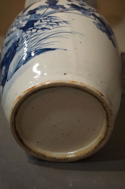 null Vase en porcelaine chinoise à décor bleu blanc de paon et de fleurs (monté en...