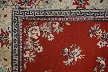 null Tapis mécanique Simbad à décor floral sur fond rouge et bordure blanche. 230x170...