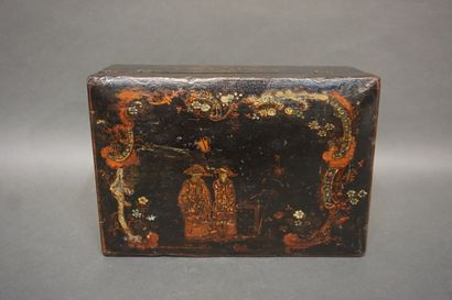 null Box with painted decoration of Asian characters (chip). 11x27,5x19 cm