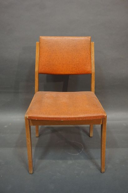 null Five design chairs in natural wood upholstered with red skai. 80x47x50 cm