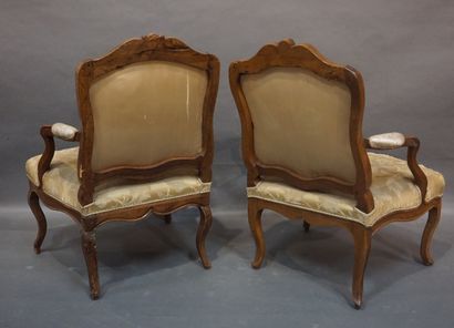 null Deux fauteuils en bois naturel mouluré et sculpté de coquilles, à dossiers plats,...