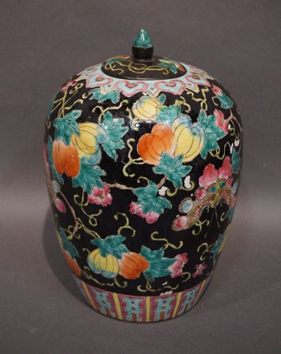 null Vase couvert en porcelaine de chine à décor végétal polychrome sur fond noir...