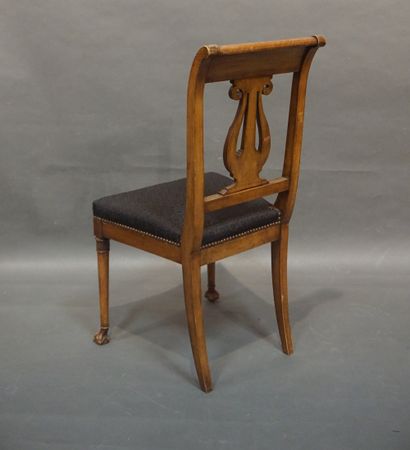 null 
Six chaises en bois naturel sculpté à dossiers lyre, bandeaux marquetés de...
