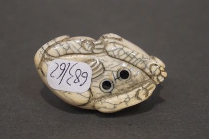null Netsuke: "Dog and insect". 2 cm