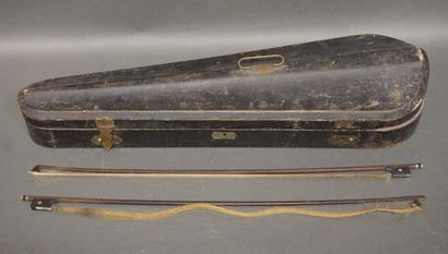 archets Violin case and two bows.