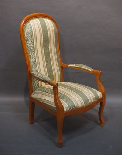 null Voltaire armchair in cherry wood upholstered with striped fabric. 110x63x70...