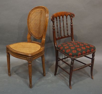 null Deux chaises en bois naturel, l'une canné, l'autre tapissée. 89 cm et 82 cm