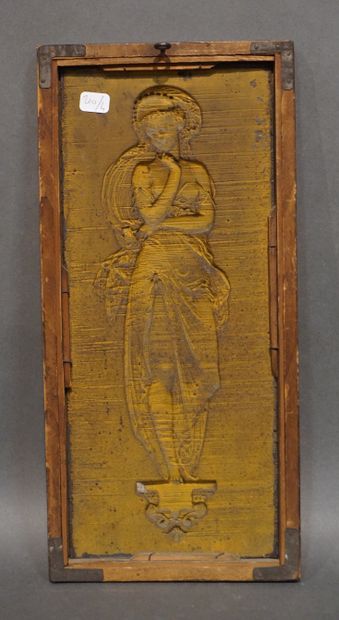 null Plaque en métal repoussé: "Femme drapée". 31x13 cm
