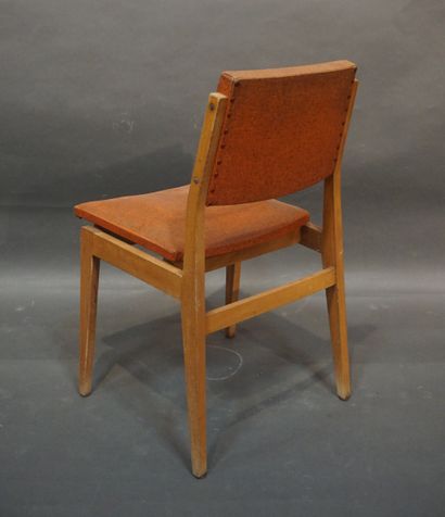 null Cinq chaises design en bois naturel garnies de skaï rouge. 80x47x50 cm