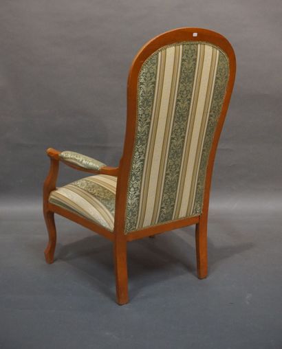 null Voltaire armchair in cherry wood upholstered with striped fabric. 110x63x70...