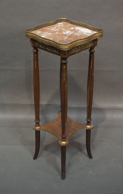 null Natural wood and brass sellette with pink marble top (damaged foot). 82x30,5x30,5...