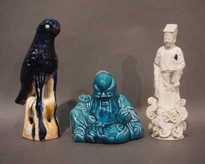null Lot de trois céramiques asiatiques: statuette d'homme en porcelaine blanche...